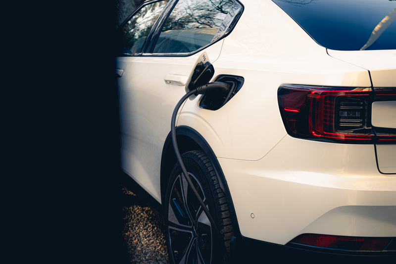 En vit bil som laddas