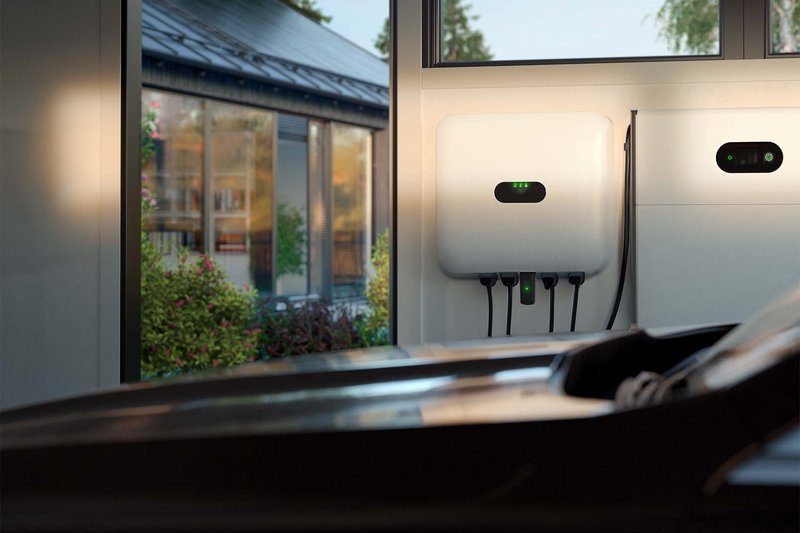 Batteri och växelriktare i ett garage