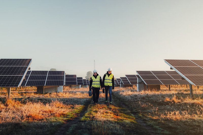 Zwei Mitarbeiter von Svea Solar bei der Installation von Freichflächenanlagen in Schweden. (Wo muss man eine Photovoltaikanlage anmelden?)