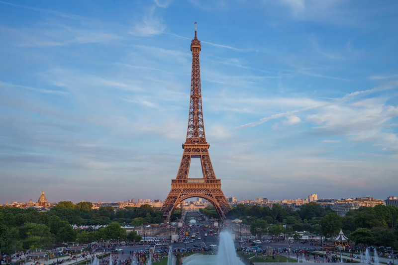 Viele internationale Wahrzeichen, wie der Eiffelturm, setzen auf erneuerbare Energien.