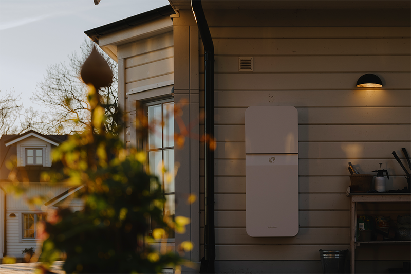 Polarium HomeBattery 2 på vit vägg