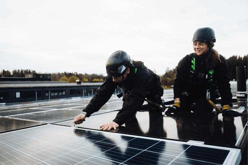 Installateurs zonnepanelen op dak