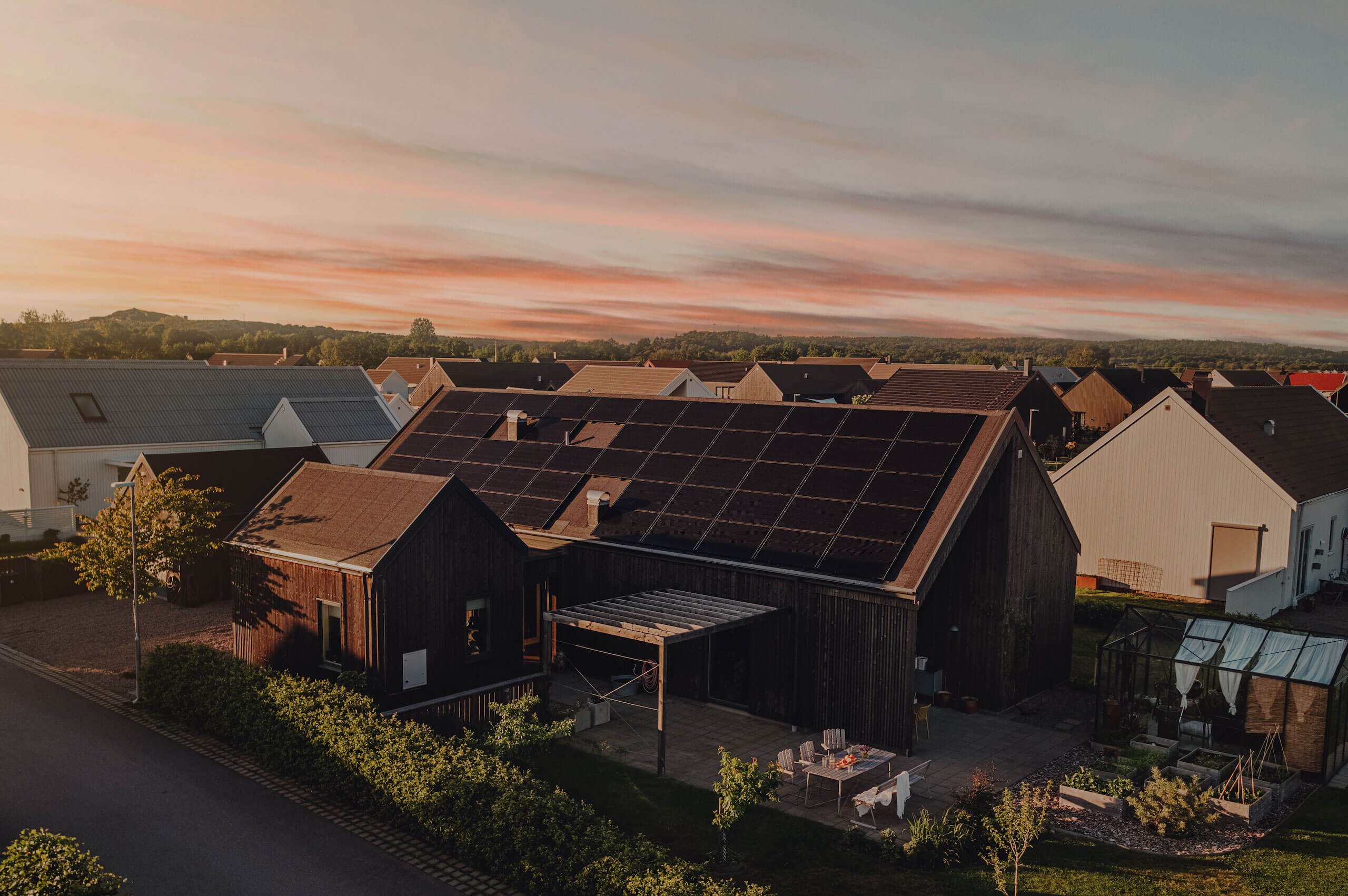 Photovoltaik Anlage auf einem Einfamilienhaus in einer Siedlung in der Stadt