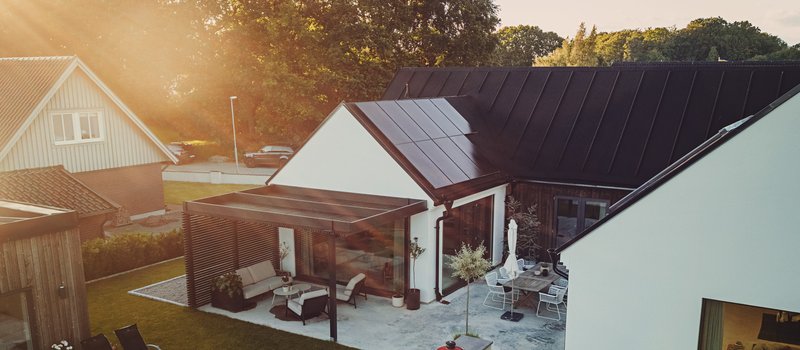 Einfamilienhaus mit schwarzen Solarmodulen auf de Dach. (Inselanlagen müssen nicht registriert werden)