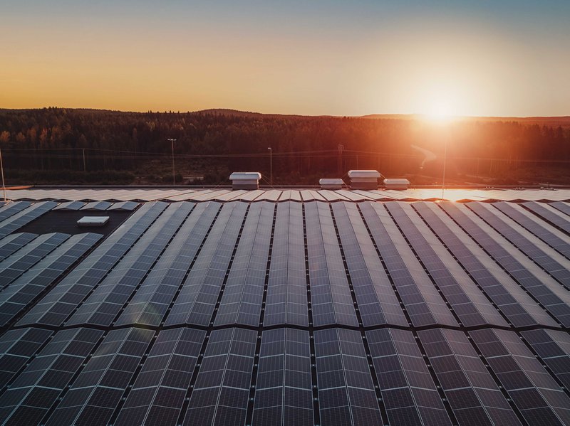 Dach eines Industriegebäudes mit einer großen PV-Anlage. (Wo gibt es die Photovoltaik-Pflicht bereits?)