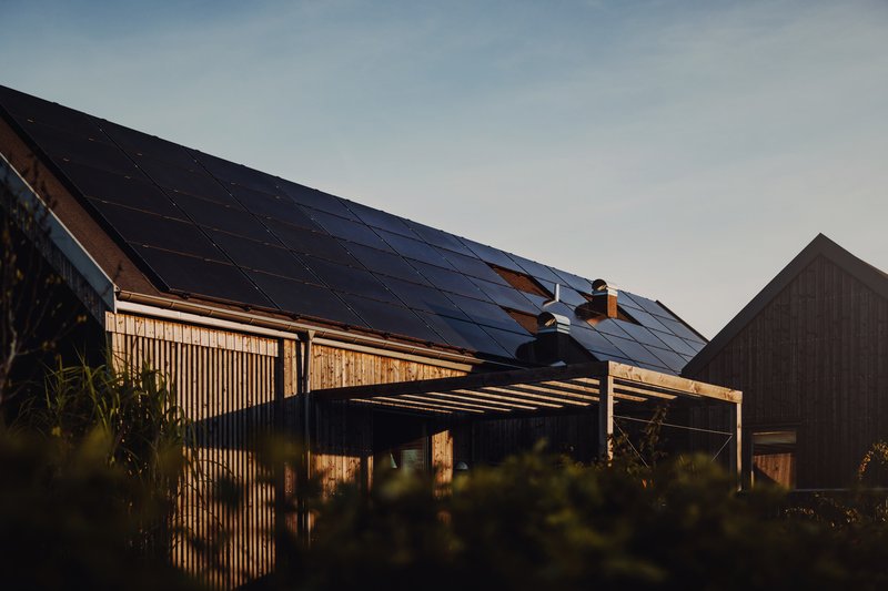 Holzhaus mit schwarzen Solarmodulen (Welche Solarzelle ist die richtige für mich?)