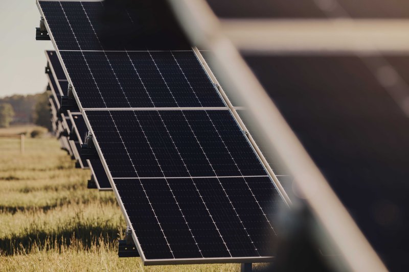 Eine typische Solarthermie-Anlage besteht aus Solarkollektoren und Solarspeicher. Gemeinsamkeiten, Unterschiede und wie man sie kombiniert. Auf dem Bild ist eine Freiflächenanlage zu sehen.