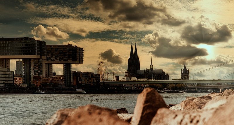 Krankhäuser und der Kölner Dom bei Sonnenschein (Solarpflicht NRW Bild von NoName_13 auf Pixabay)