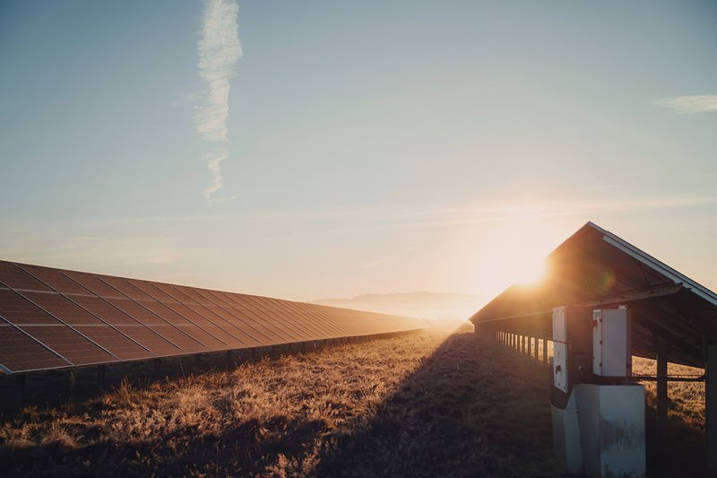 Guida al fotovoltaico - Panorama agricola con pannelli fotovoltaici