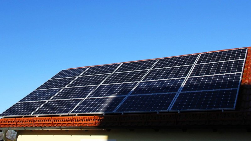 Tetto con zone d'ombra e pannelli fotovoltaici e ottimizzatori