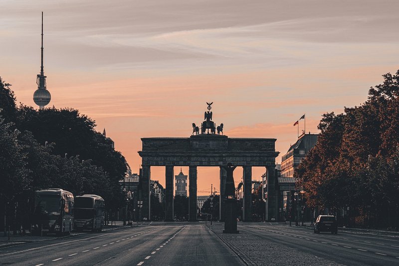 Brandenburger Tor und Fernseherturm in Berlin bei Sonnenuntergang. (Solarpflicht in Berlin Bild von Nicole Streit auf Pixabay)